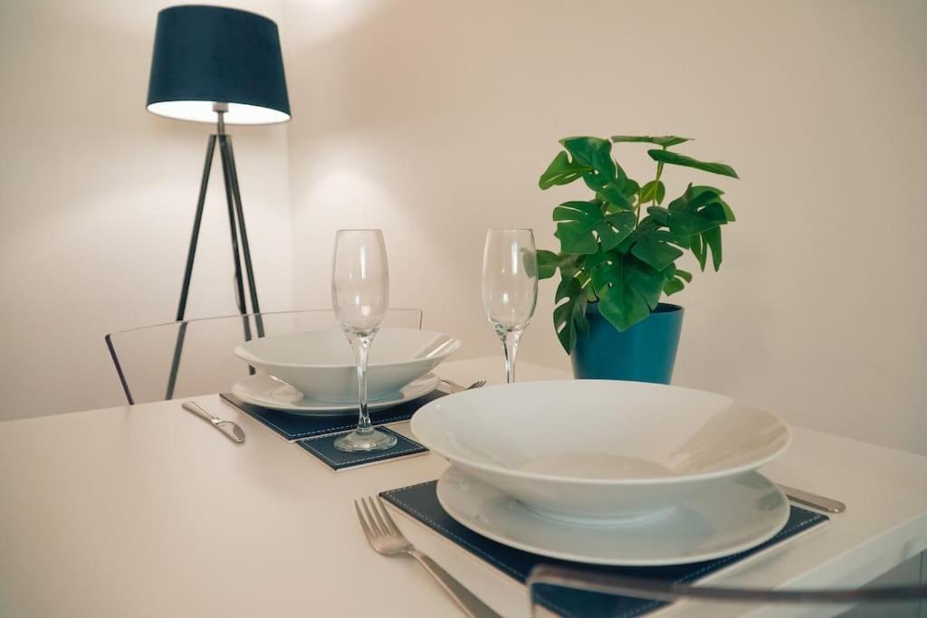 Modern 2 Bed Apartment Near City Centre Челмсфорд Экстерьер фото