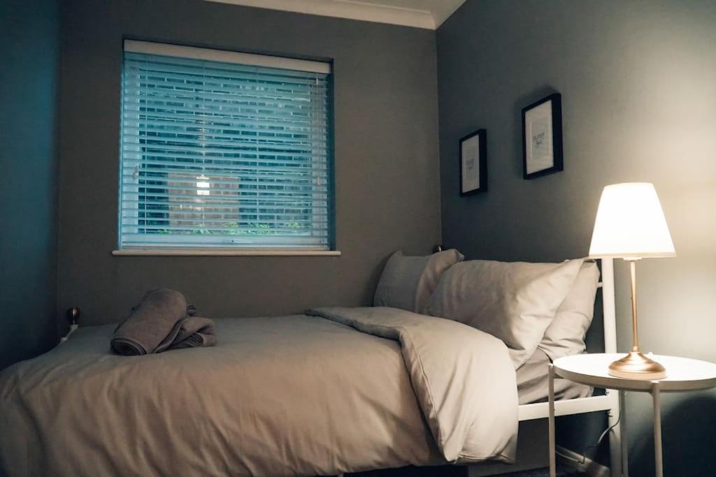 Modern 2 Bed Apartment Near City Centre Челмсфорд Экстерьер фото