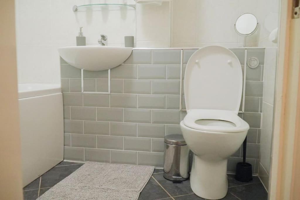 Modern 2 Bed Apartment Near City Centre Челмсфорд Экстерьер фото